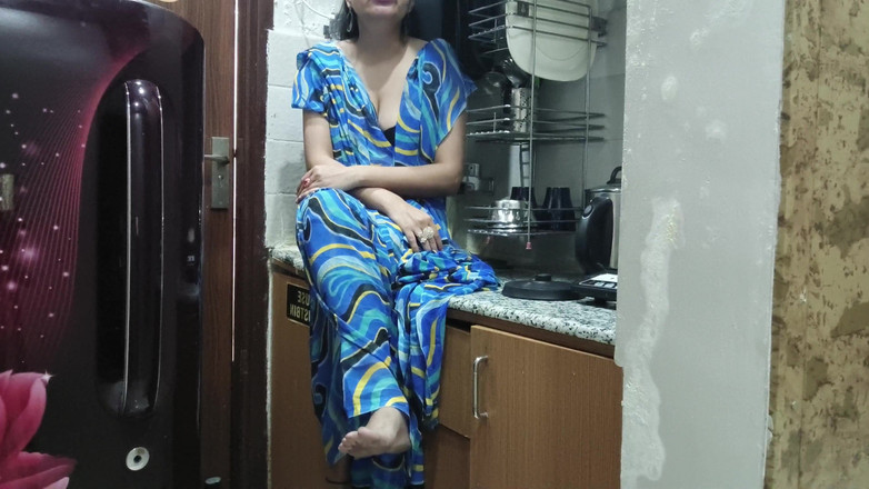 Saarabhabhi6: Indische stiefmoeder kijkt toe en gaat de keuken van haar...