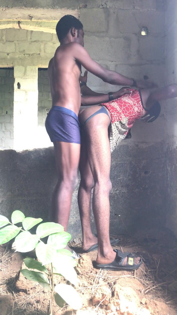 Sexylary: Sex în aer liber într-o casă necompletată cu un top care are...