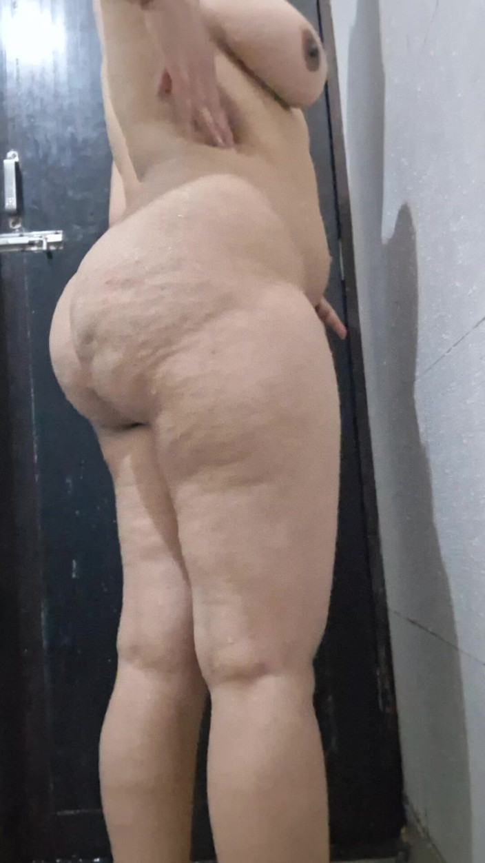 Riyathakur: Bangali Indian Teen First Time in Mumbai Bathroom Video
