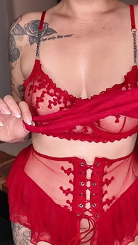 Te ispitesc în lenjerie roșie sexy în sufrageria mea!
