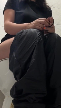 瘋狂廁所黑絲放屁！乳頭彈出