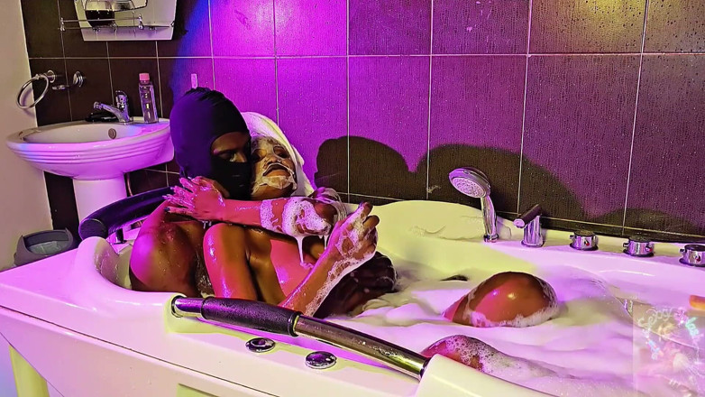 Sexxxy splash official: BBC Guy Gets Sloppy Bathtub Blowjob From Horny Wife
