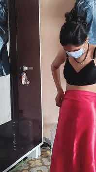 Desi Bhabhi kleedt zich om in het bijzijn van Devar.