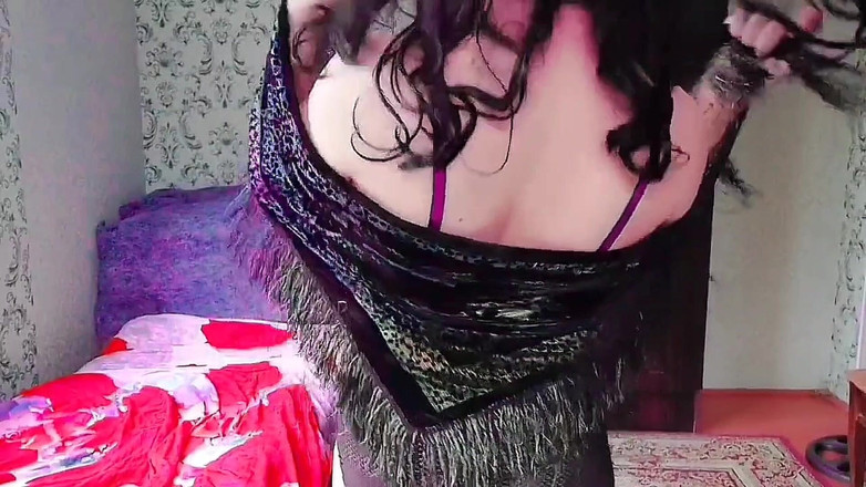 Kitty_Cross: Urocze shemale przytulanie kolan siedząc na trawie