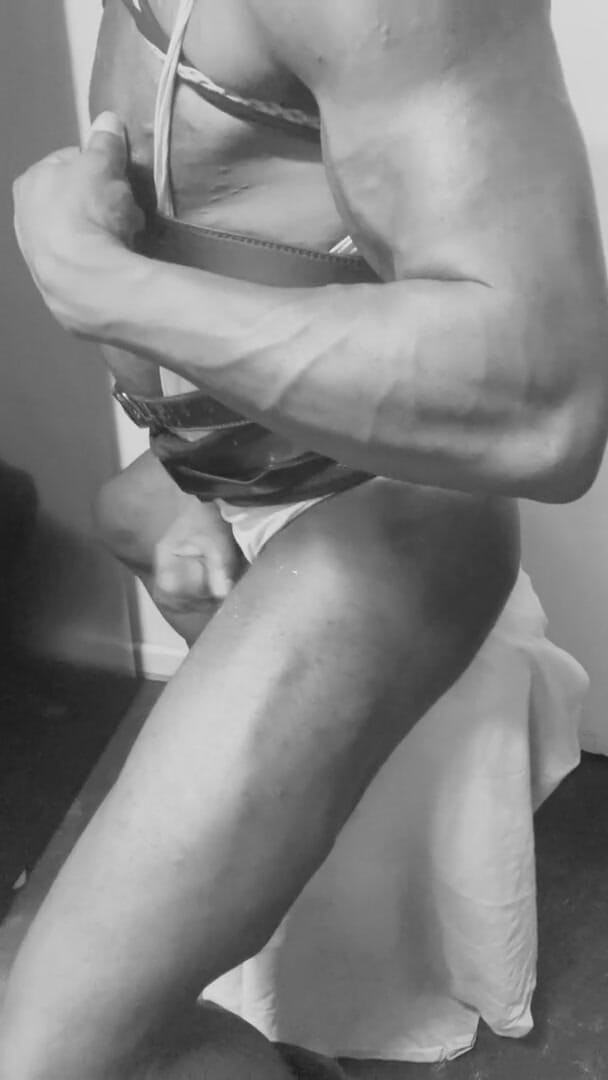 Masculine crossdresser: Збочений чорний розпусний бодібілдер позує і кінчає в одномісних і шкіряних чоботях
