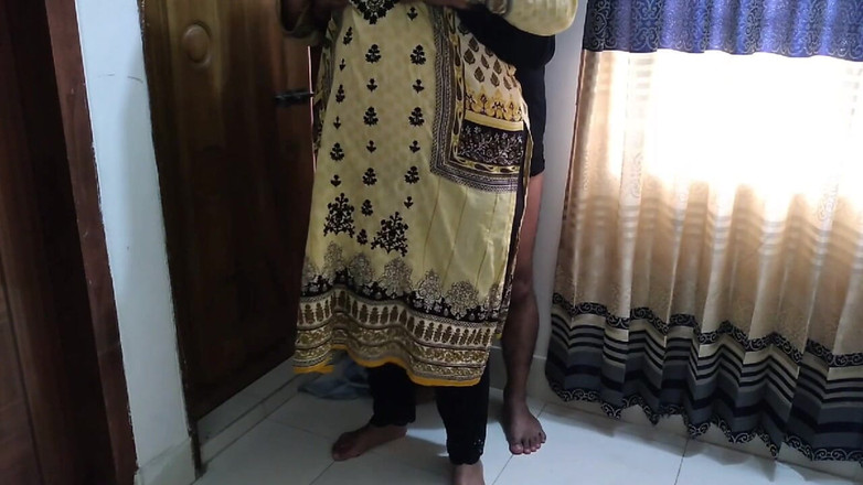 Aria Mia: 사비타 바비의 뚱뚱한 엉덩이는 청소할 때 계부에 의해 풀려났습니다.