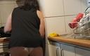 Mommy big hairy pussy: MILF em trabalho de cozinha