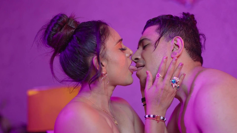 Triflicks: Il bellissimo massaggio corporale indiano con un ragazzo e sesso...