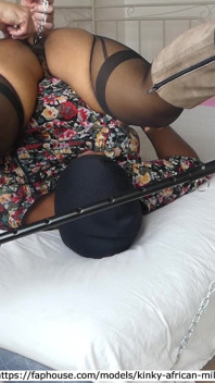 Rizada Africana MILF En Cadena Relleno Y Auto Meando.