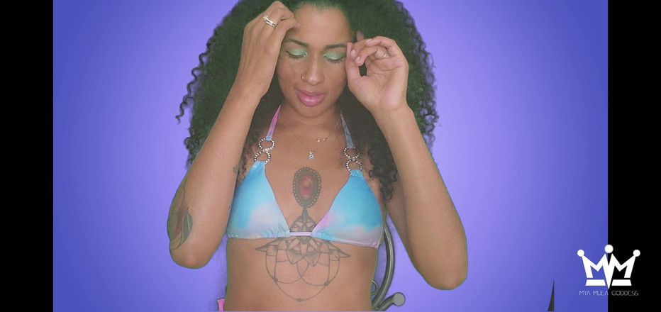 Mya Mula Goddess: 私の美しいカールを崇拝して