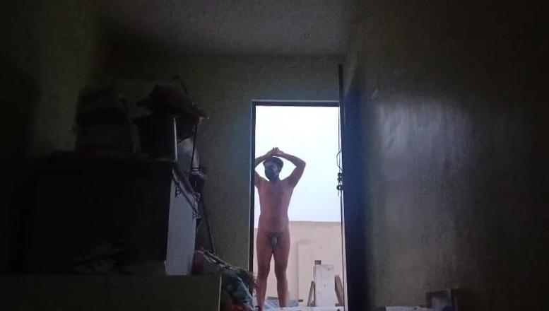 Sansuindia: Attore nudo sborra al mattino