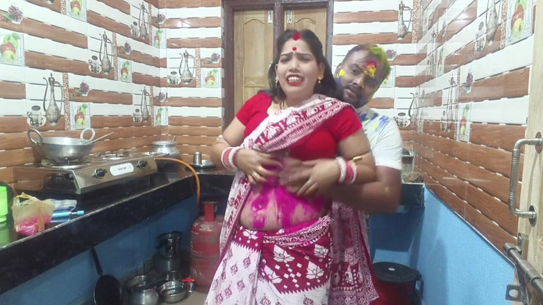 Sona bhabhi: Beautiful Bengali Bhabhi Enjoy Holi Special with Her Neighbours Applied...