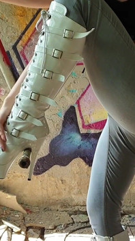 Je marche et taquine dans mes bottes blanches - parties 1 et 2
