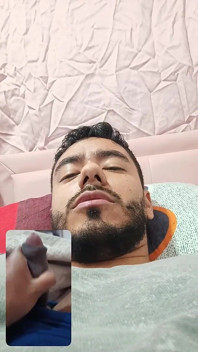 Adam yatağında mastürbasyon yapıyor