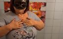 Busty granny: Maskerad BBW farmor dam med våt t-shirt visar mer