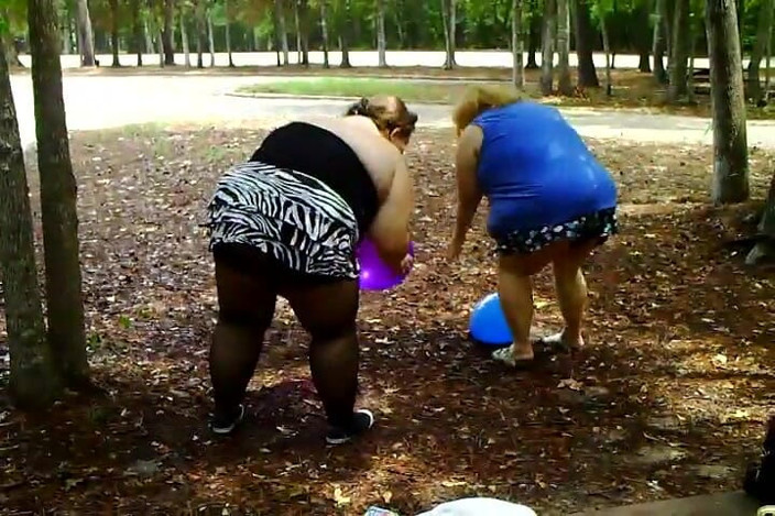 BBW nurse Vicki adventures with friends: 2 толстушки отсасывают воздушный шарик и всплывают
