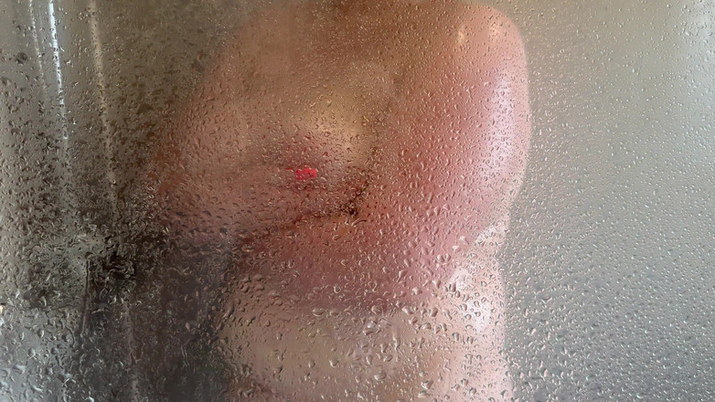 barefootongrass: Gordita grandota lava los pies enormes tetas naturales, coño y...
