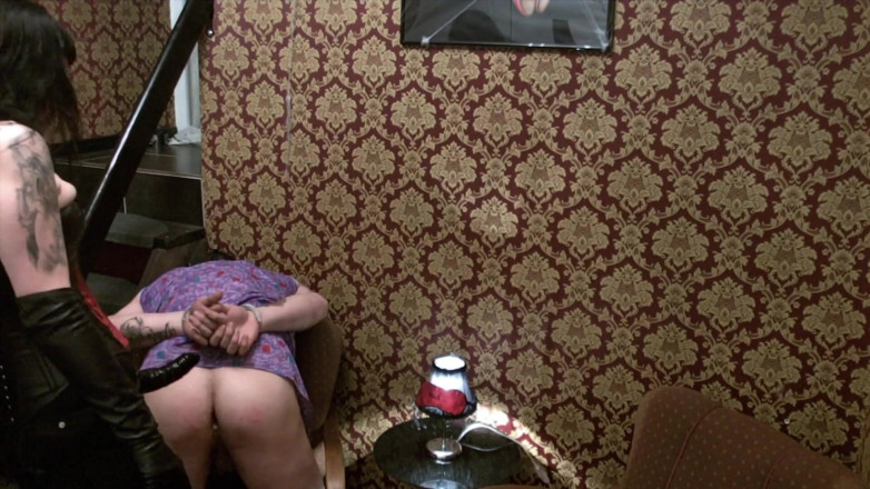 Domina Lady Vampira - SM Studio Femdom Empire: Deri yaraklı sahibe tarafından takma yarakla sikişiyor