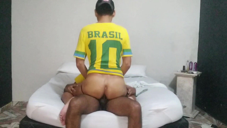 MiguellTrajano: Vecinii urmăresc Cupa Mondială și decid să facă sex în timp ce...