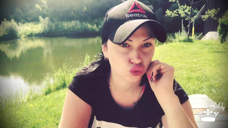 Goddess Misha Goldy: Duck face outdoor, making my lips much bigger!