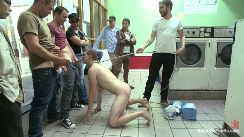 Bound in public: Punk obtiene sus bolas estiradas y su agujero follado por...