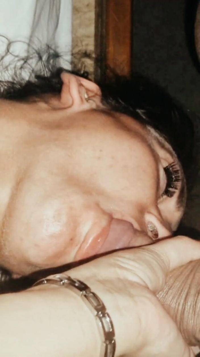 AnalArt AmateursCouple: Si jalang kecil ini tahu cara menghisap