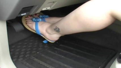 Sexy Amateurz: Revving en el coche con tacones altos