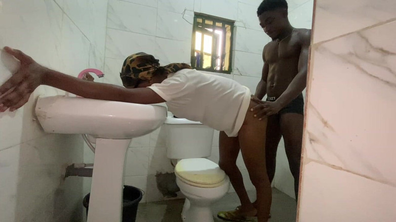 NaijaTeens: Knullade Min Styvsyster I Badrummet