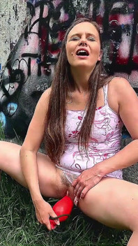 3 scene: pipì 2x lungo, prolasso, squirting, gioco di dildo grosso, sculacciate, sedere picchiato, 2x lunga masturbazione di figa bagnata