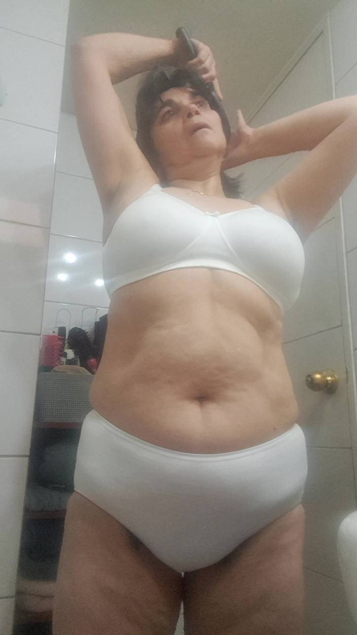 Mommy big hairy pussy: Büyük beden üvey anne iç çamaşırı