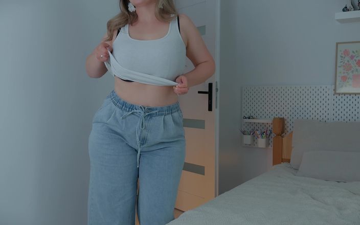 Mrs Wetslavs: Dezbrăcare sexy și masturbare în picioare.