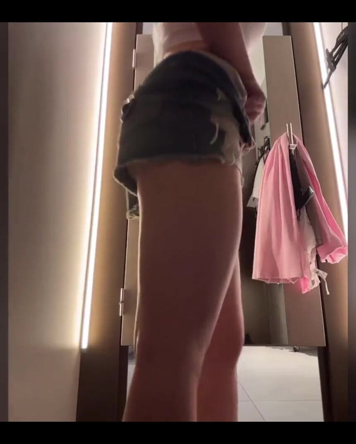 JuiceLussie: फिटिंग रूम में तंग चूत में उंगली करना