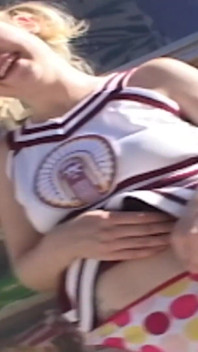 Sapık hatunlar sahne 2_sexy büyük götlü genç kız dondurmalı adamın yarağının tadını çıkarıyor