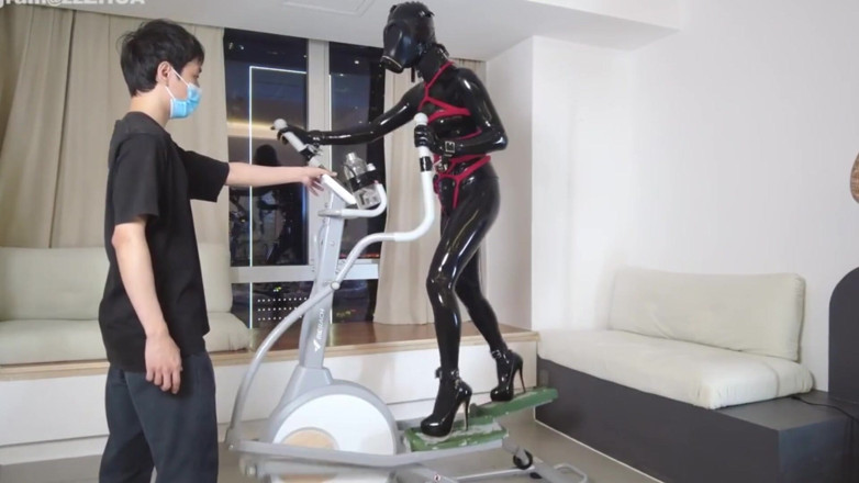Aisan girl bondage: Mz27 - dívka svázaná v latexu chodí na běžeckém pásu