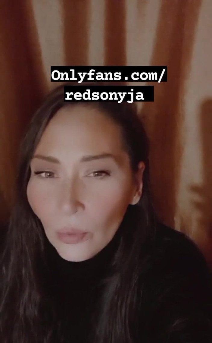 Dominatrix Redsonyja: 为此头痛深表歉意，我非常想念你们，我希望很快我们将进行定期直播，一点新