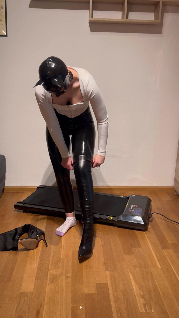 LillyLeather: Latexová teenagerka chodí v různých botách a vysokých podpatcích na...