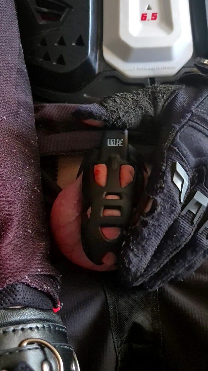 Sneakersmax98: Người đi xe đạp ngọt ngào bị nhốt trong 6 ngày