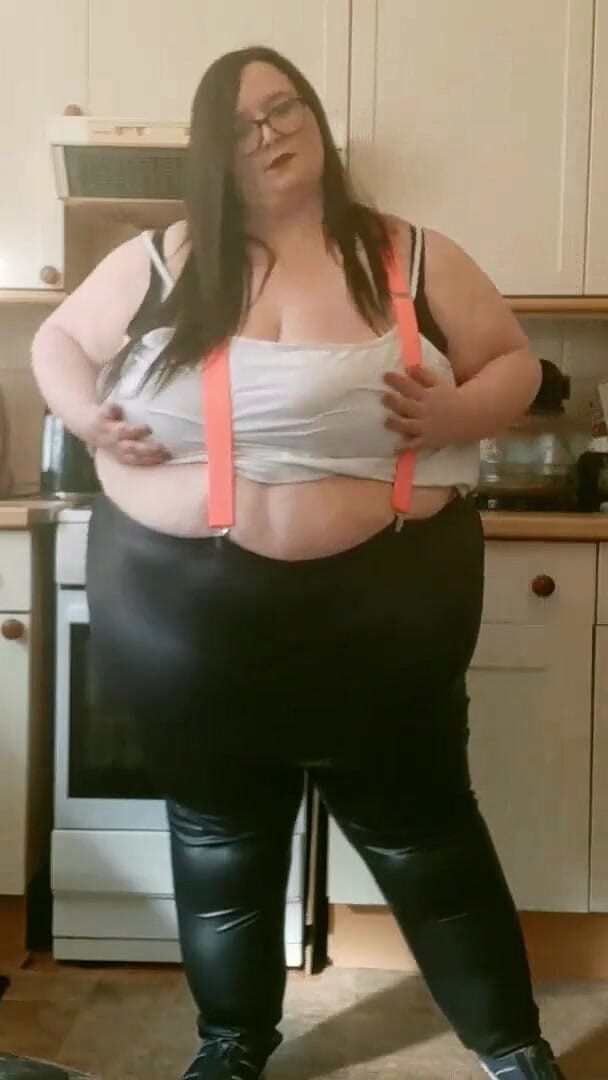 SSBBWLadyBrads: Grandota juega con la cocina en sexy ropa apretada - parte 2