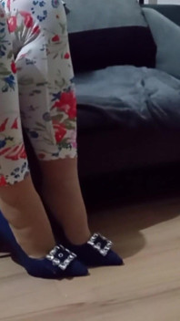 Crossdresser lagi asik goyang-goyang pakai celana jins biru seksi sambil pakai sepatu hak tinggi