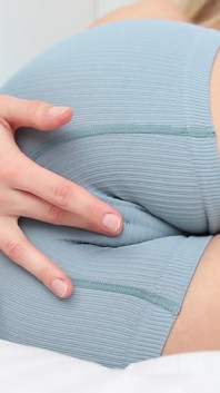 Smáčení mých kraťasů Fetiš - Promočená kundička - Rychlé prstění sólo sexy blondýnka