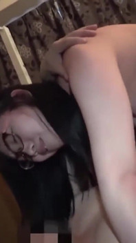 Accanto a suo marito. La donna sposata viene presa mentre il brivido rischioso spinge ulteriormente tutto. - Parte 2