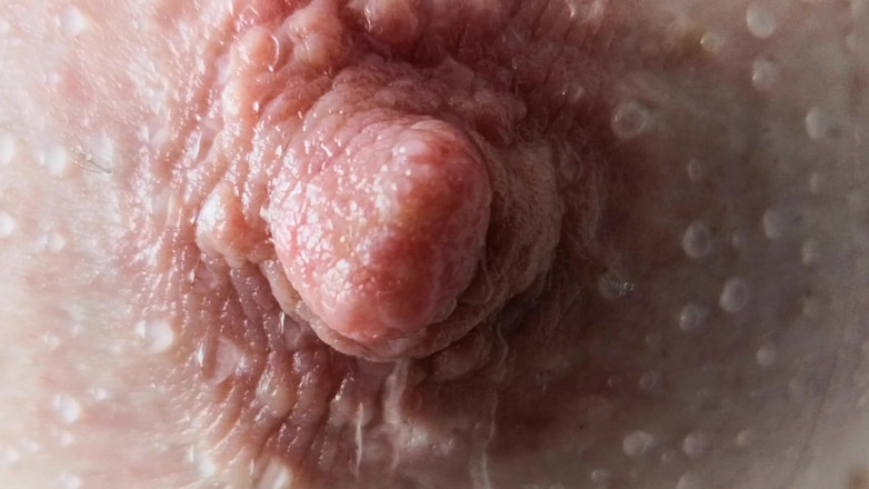 Bouncy Tits Action: Vú với giọt nước