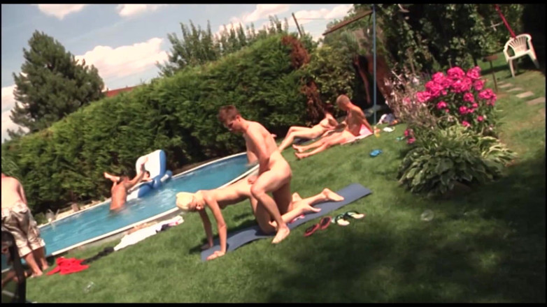 Berlin Orgy: Krásné holky šukají v orgii u bazénu