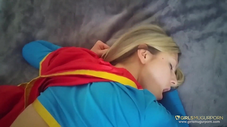 Mugur's World: Malá kozatá superžena Gina Gerson musí zachránit Mugura