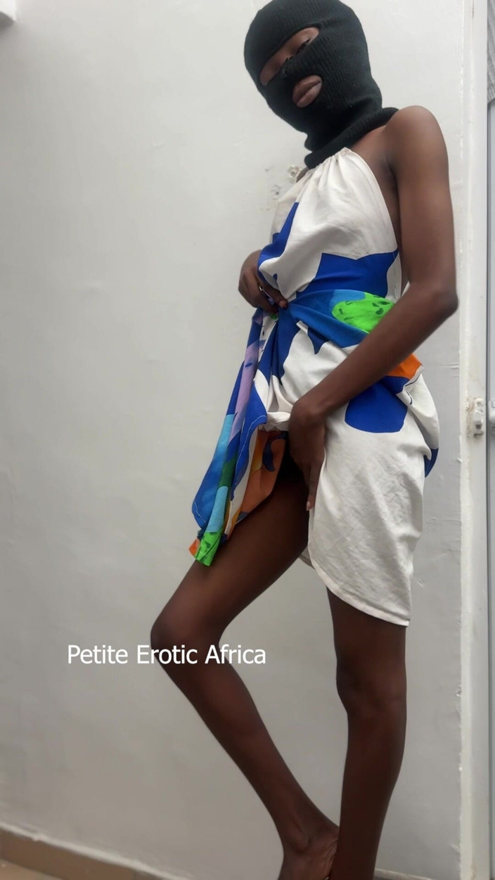 Petite Erotic Africa: Pénétrante mince debout