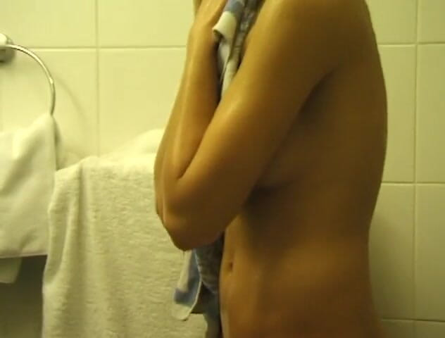 Flash Model Amateurs: Morena gostosa com peitos pequenos toma banho
