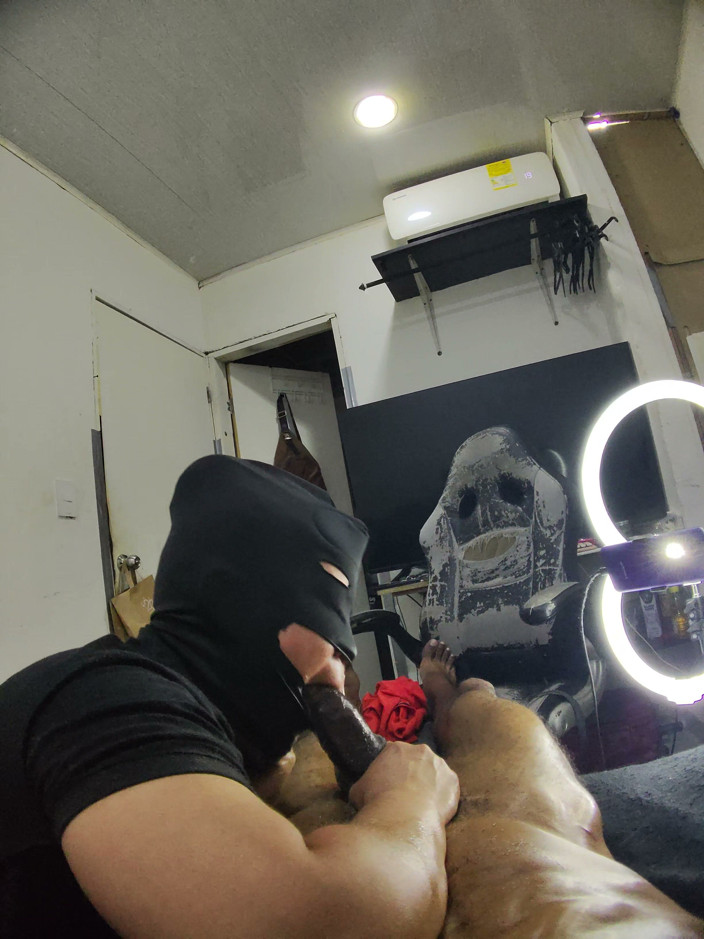 Cum-lobian dickdrainers: Cewek sange dengan masker tenggorokan hitam 3