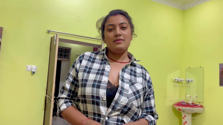 Hotty_ragini: Minha enteada estava com medo, compartilhamos cama de solteiro, noite...