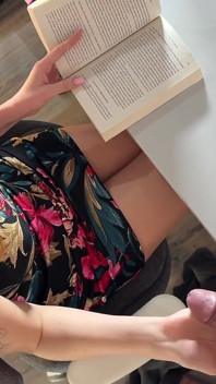 O yok sayıyor ve sıkılırken yeni kızıl saçlı ateşli ve seksi sekreterin tüm doğal büyük göğüslerine boşalıyor