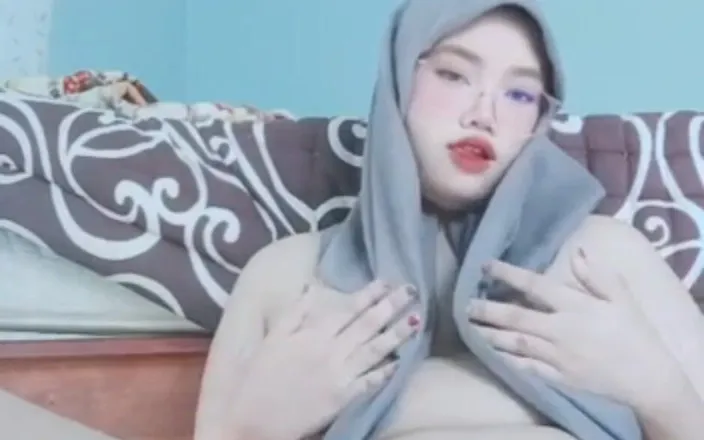 Jilbab69: Gadis sange jilbab ini lagi asik masturbasi sampai memeknya mupeng...